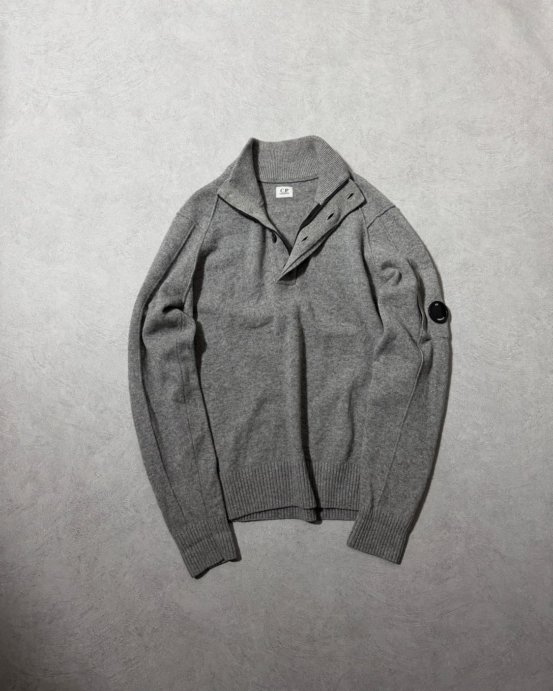 C.P 컴퍼니 렌즈패치 쿼터집업니트 상품이미지2