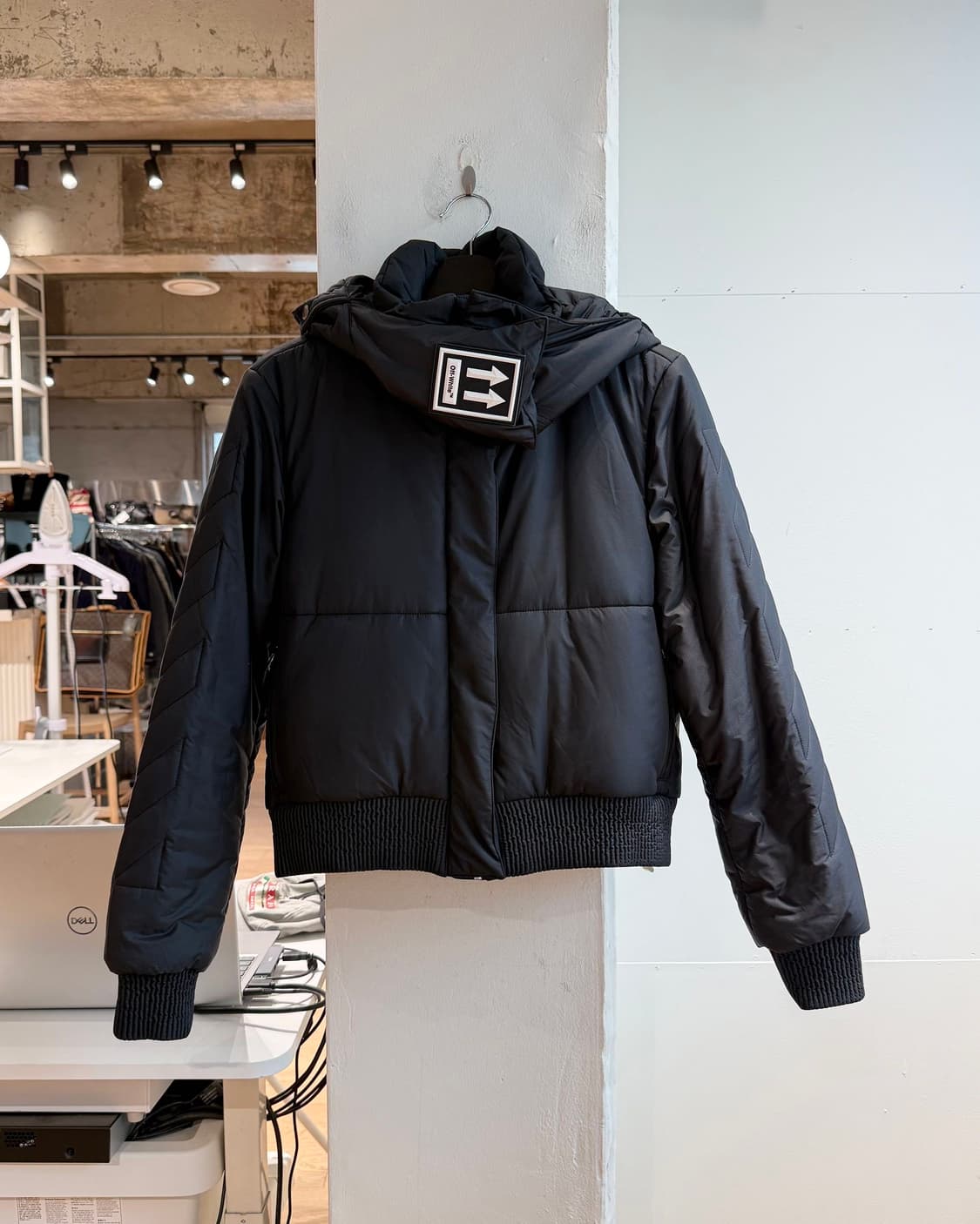 오프화이트 블랙 에로우 후드 다운 숏 패딩 점퍼 상품이미지2