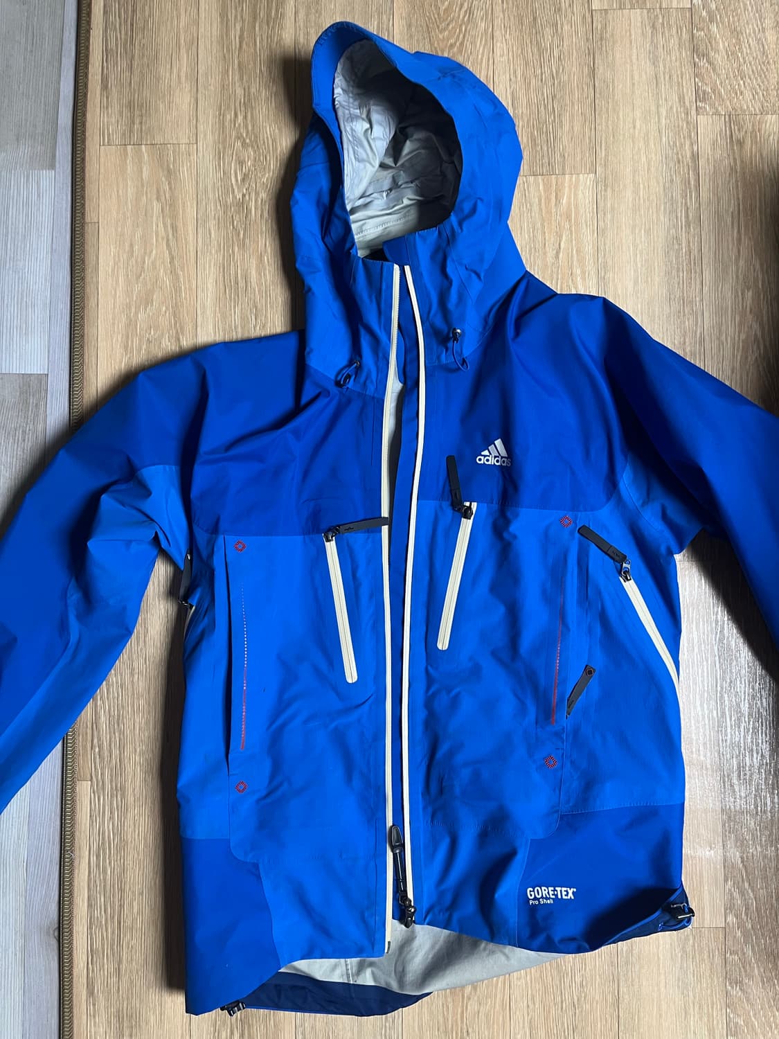 아디다스 고어텍스 상품이미지1