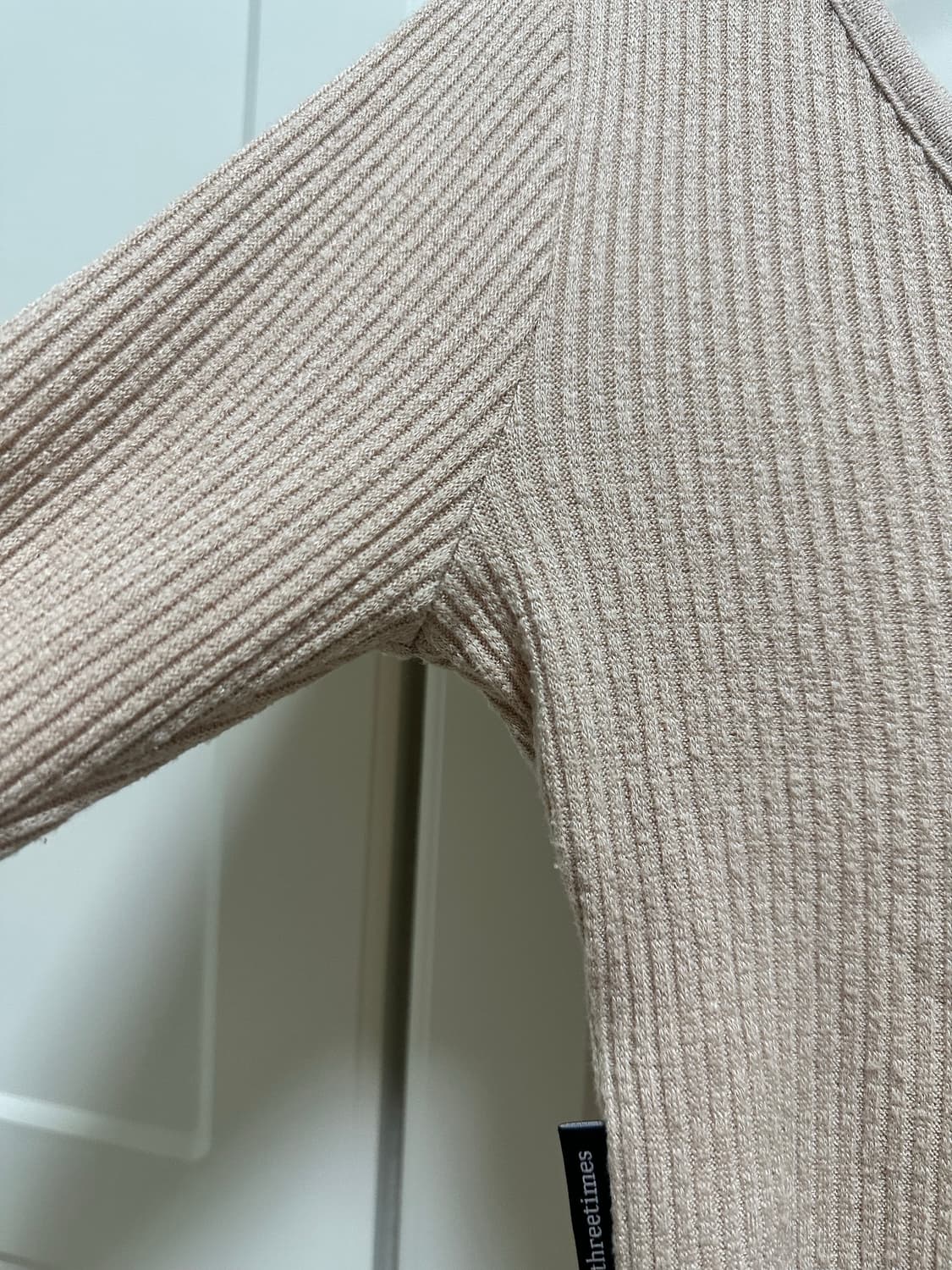 쓰리타임즈 원숄더 가디건 버튼티 베이지 상품이미지4