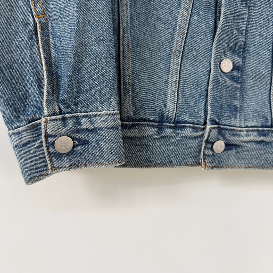 캘빈클라인 Jeans 워싱 오메가 스티치 데님 트러커 중청 자켓 상품이미지2