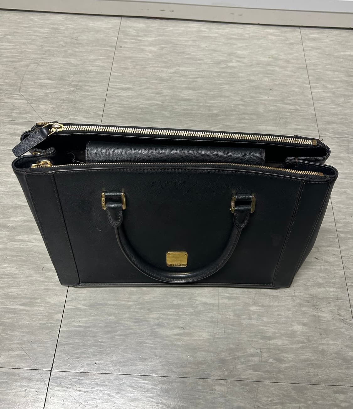 MCM 블랙 사피아노 레더 토트백 상품이미지5