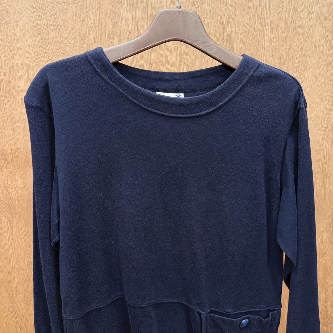 이세이미야케 하이 긴팔 맨투맨 아웃 포켓 후면 로고 프린팅 디테일 네이비 상품이미지4