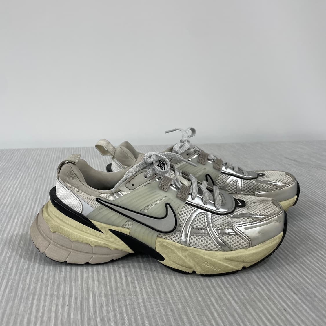 924) ) 나이키 V2K 런 서밋 화이트 메탈릭 실버 240mm 상품이미지1