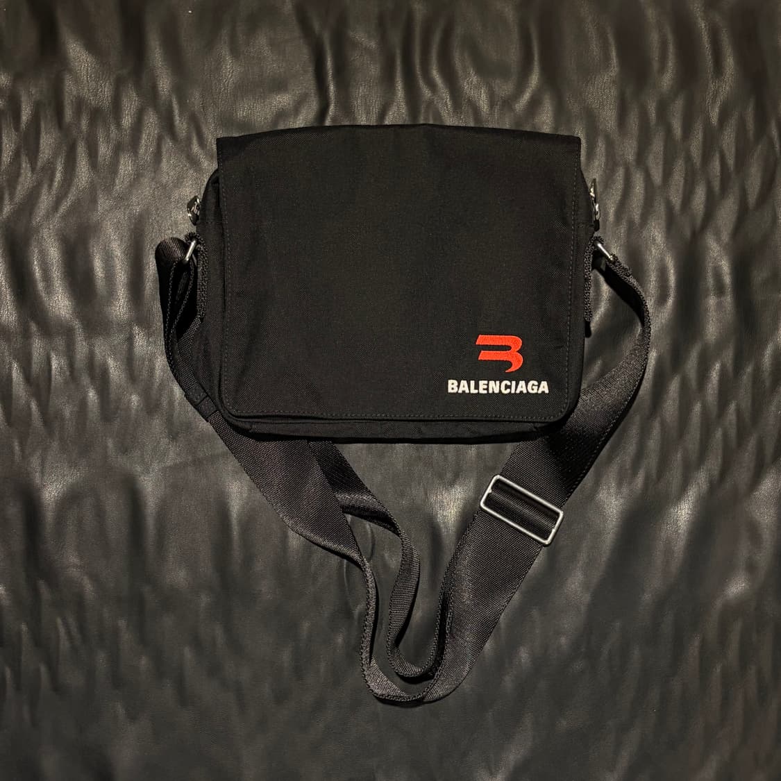 발렌시아가 로고 메신저백 상품이미지1