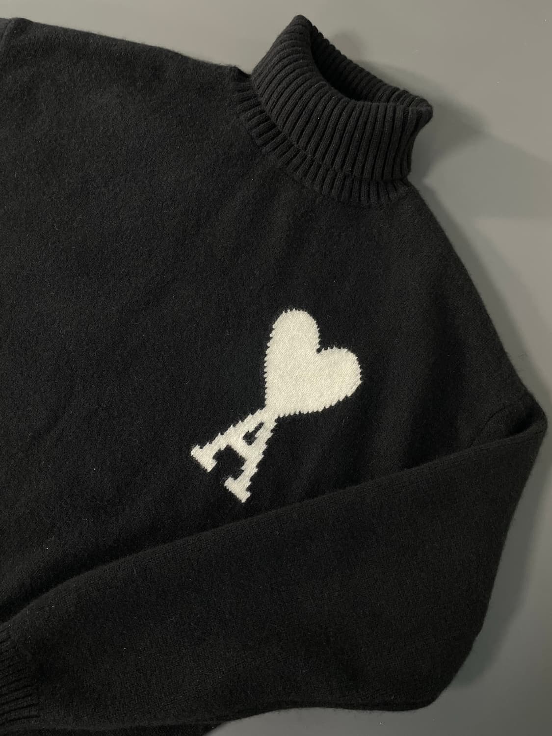 [M] AMI 아미 인타르시아 빅하트 로고 터틀넥 니트 상품이미지3