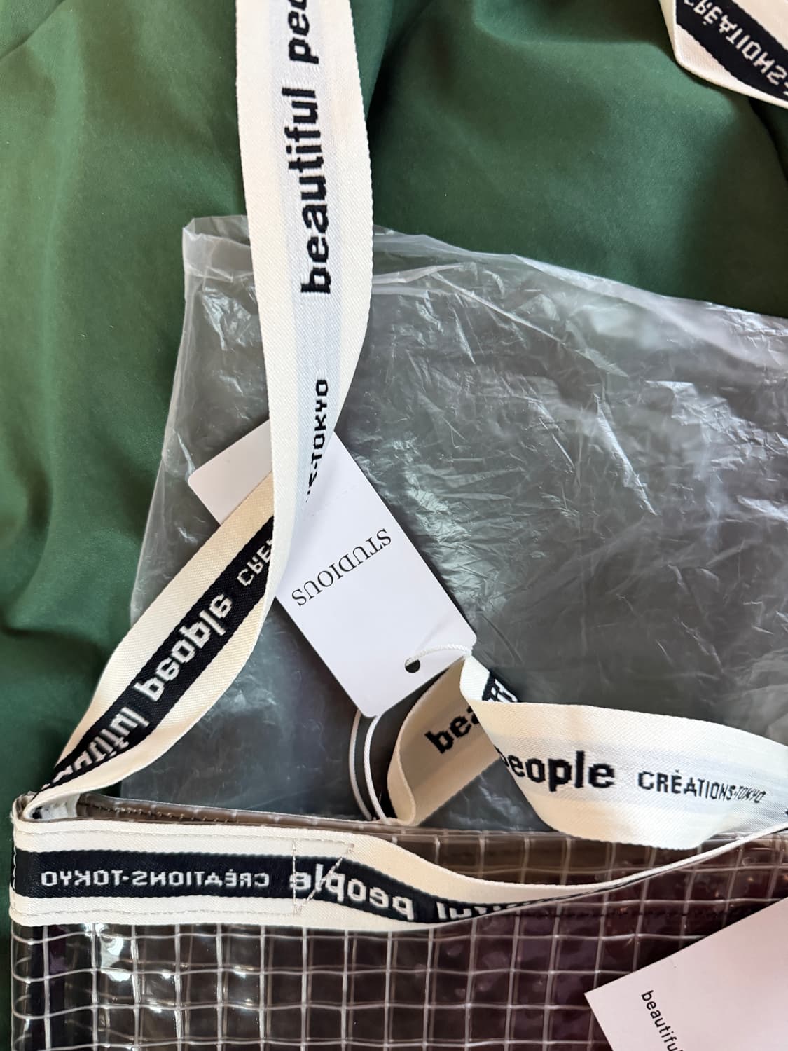 beautiful people × STUDIOUS 비닐 로고테이프 숄더배 상품이미지4