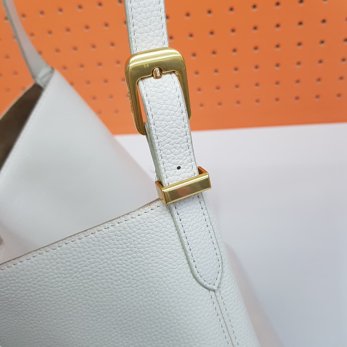 한섬 시스템 2023 라미네이팅 가죽  숄더백 상품이미지4