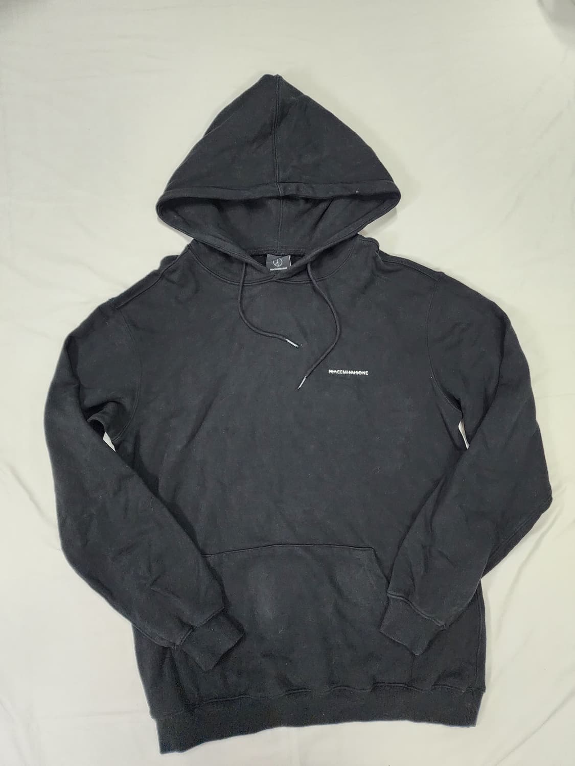피스마이너스원 로고 블랙 후드티 상품이미지1