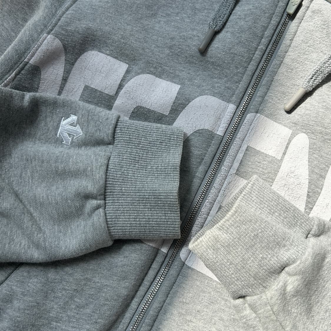 데상트 그레이 크롭 레터링 후드집업 상품이미지4