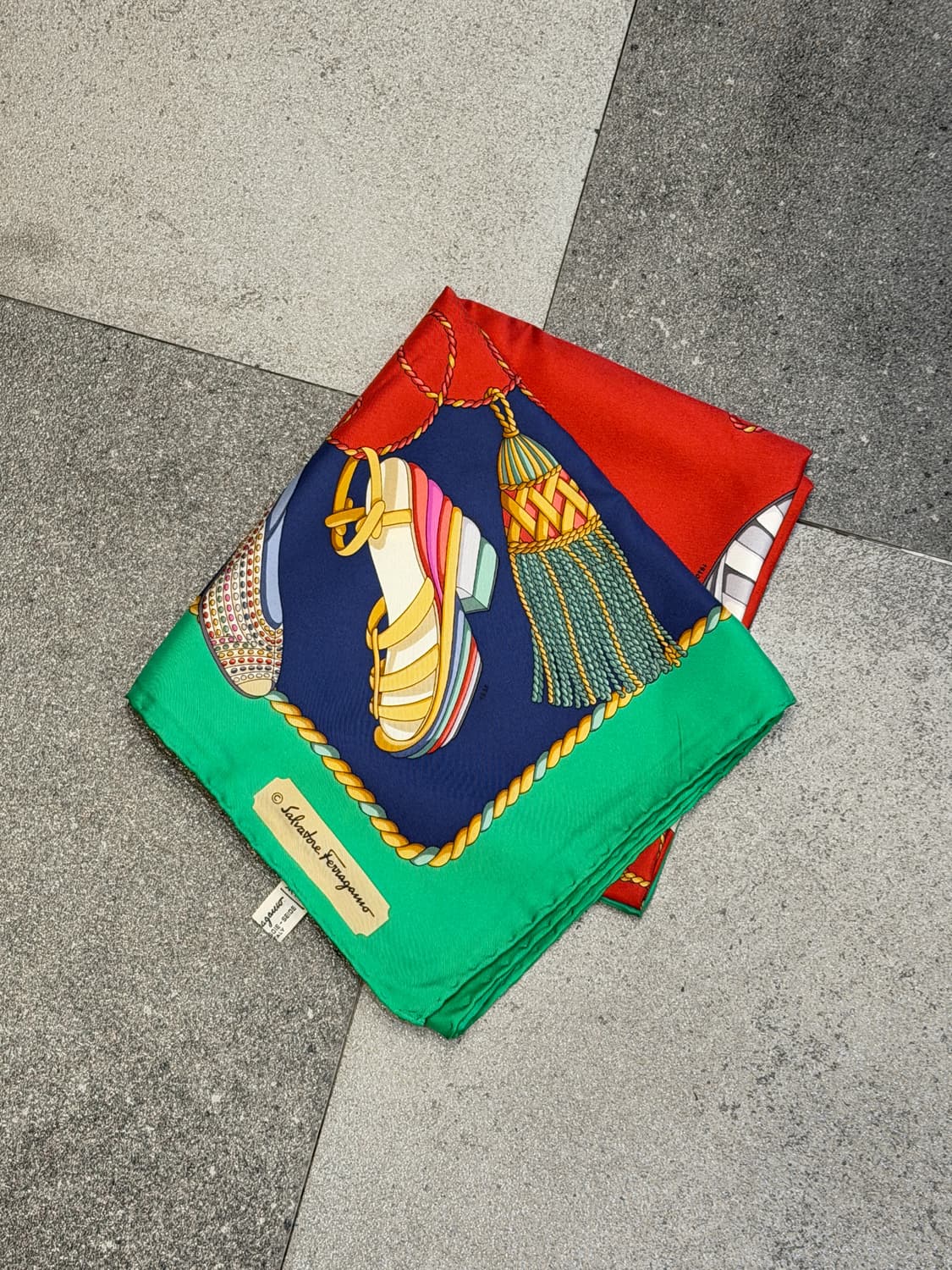 페라가모 빈티지 실크 스카프 슈즈 프린트 멀티컬러 상품이미지1