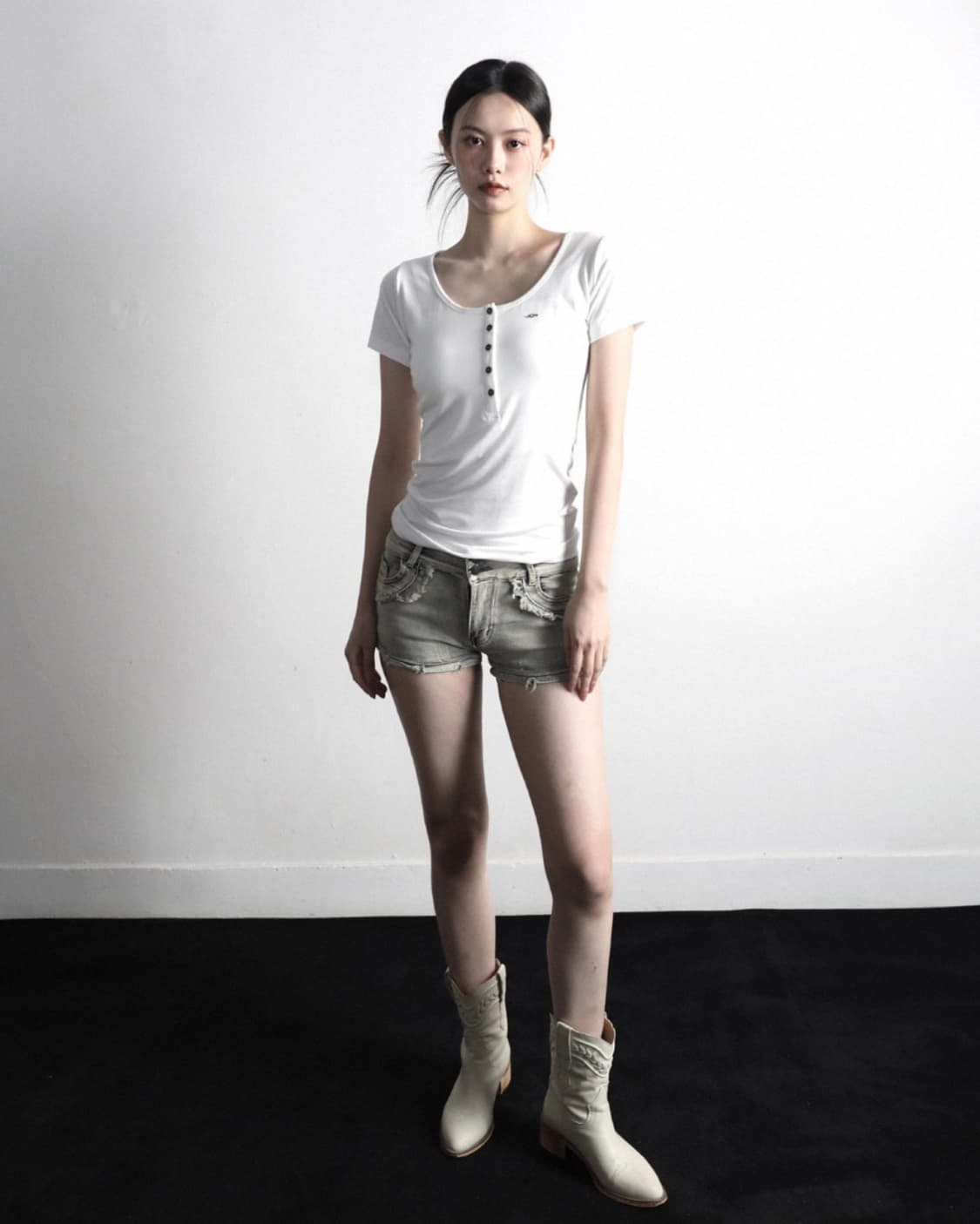 매고렌서울 메탈 트라이클립스 헨리넥 티셔츠 화이트버튼로고롱반팔슬리브이너탑 상품이미지4