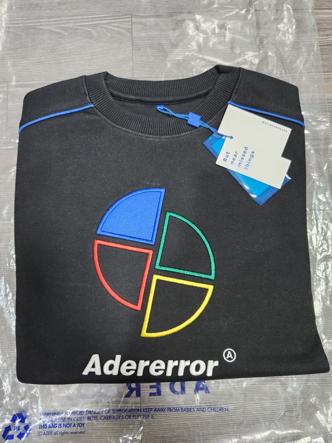 아더에러 슬라이스 맨투맨 블랙 A1 새상품 상품이미지1