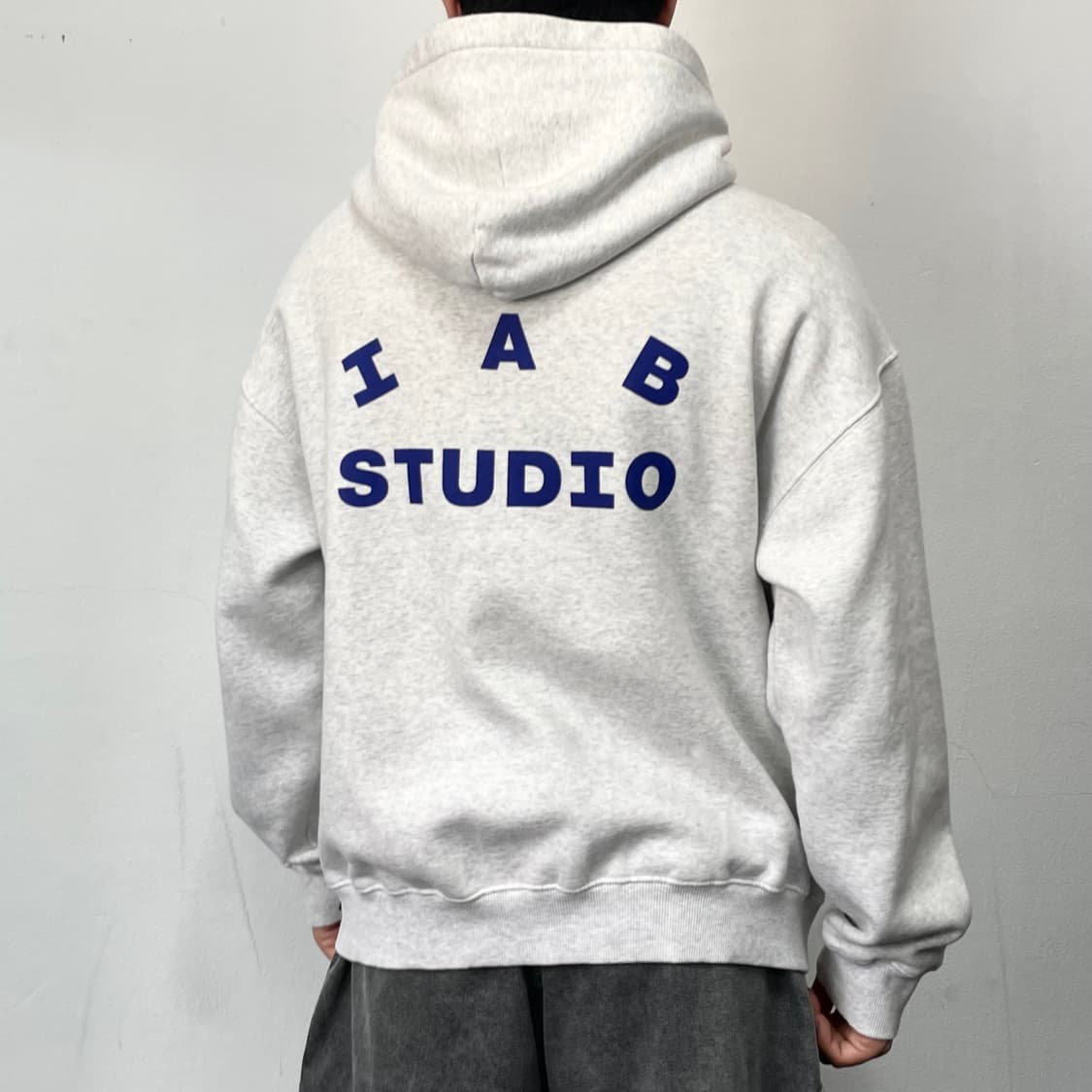 아이앱 스튜디오 라이트 그레이 후디 상품이미지2