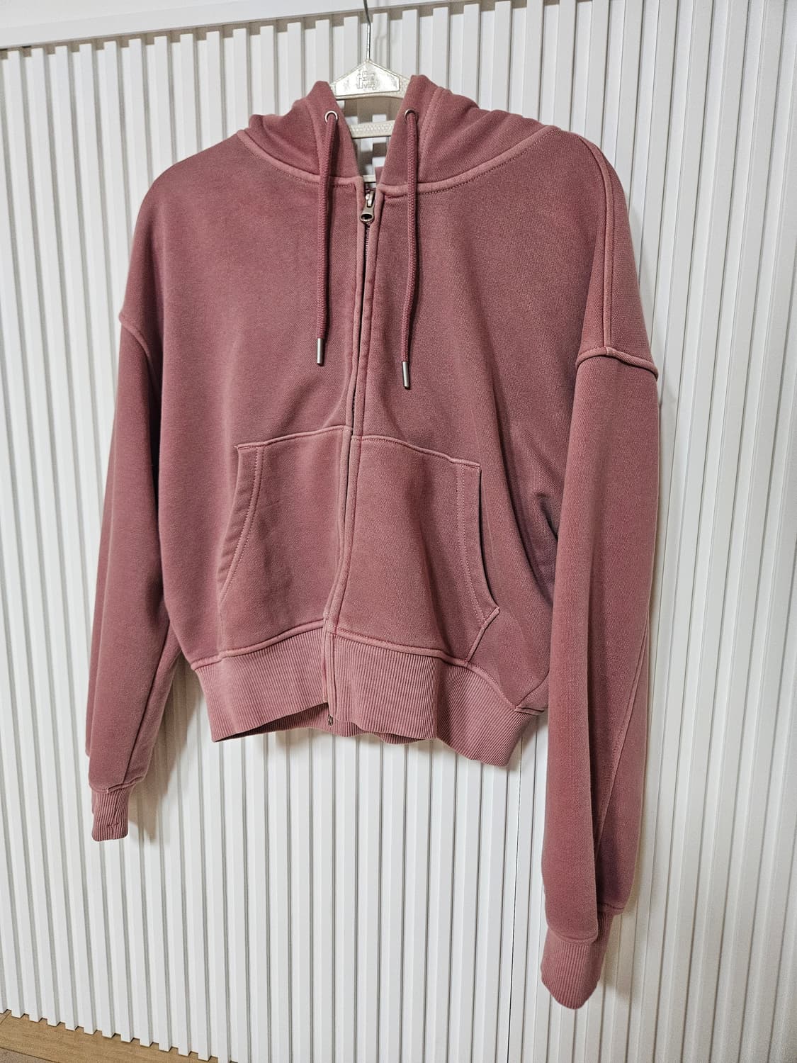 스파오 피그먼트 크롭 후드 집업 상품이미지1