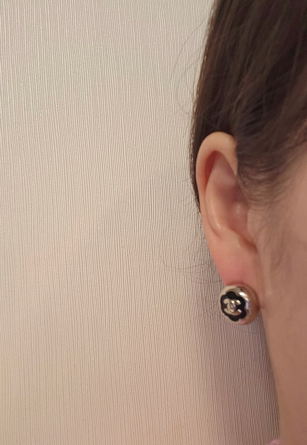 샤넬 블랙 투톤 까멜리아 CC 턴락 볼 귀걸이 업사이클링 상품이미지8