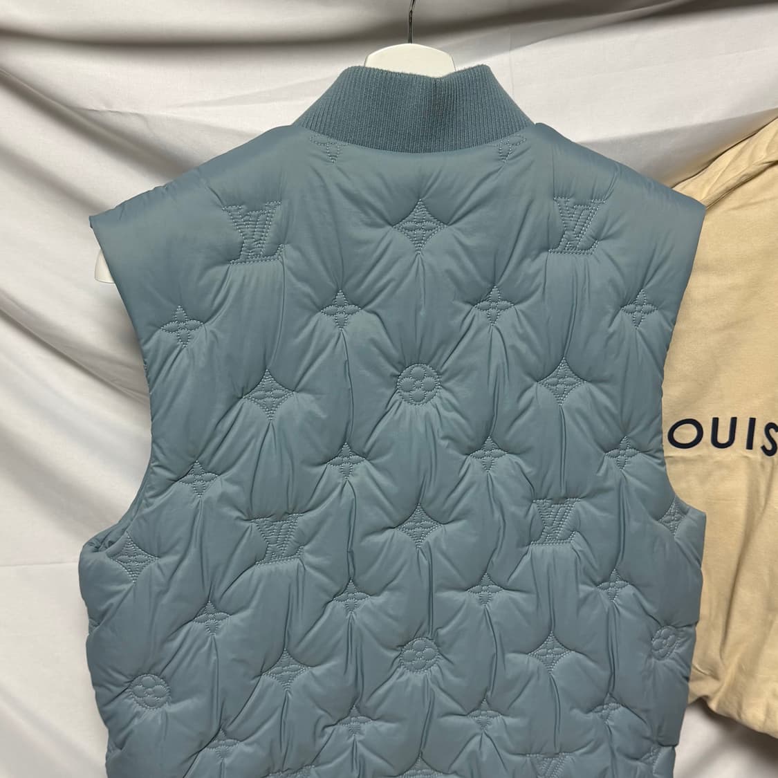 [S+급/48] 루이비통 모노그램 플라워 패딩 조끼 풀구성 상품이미지5