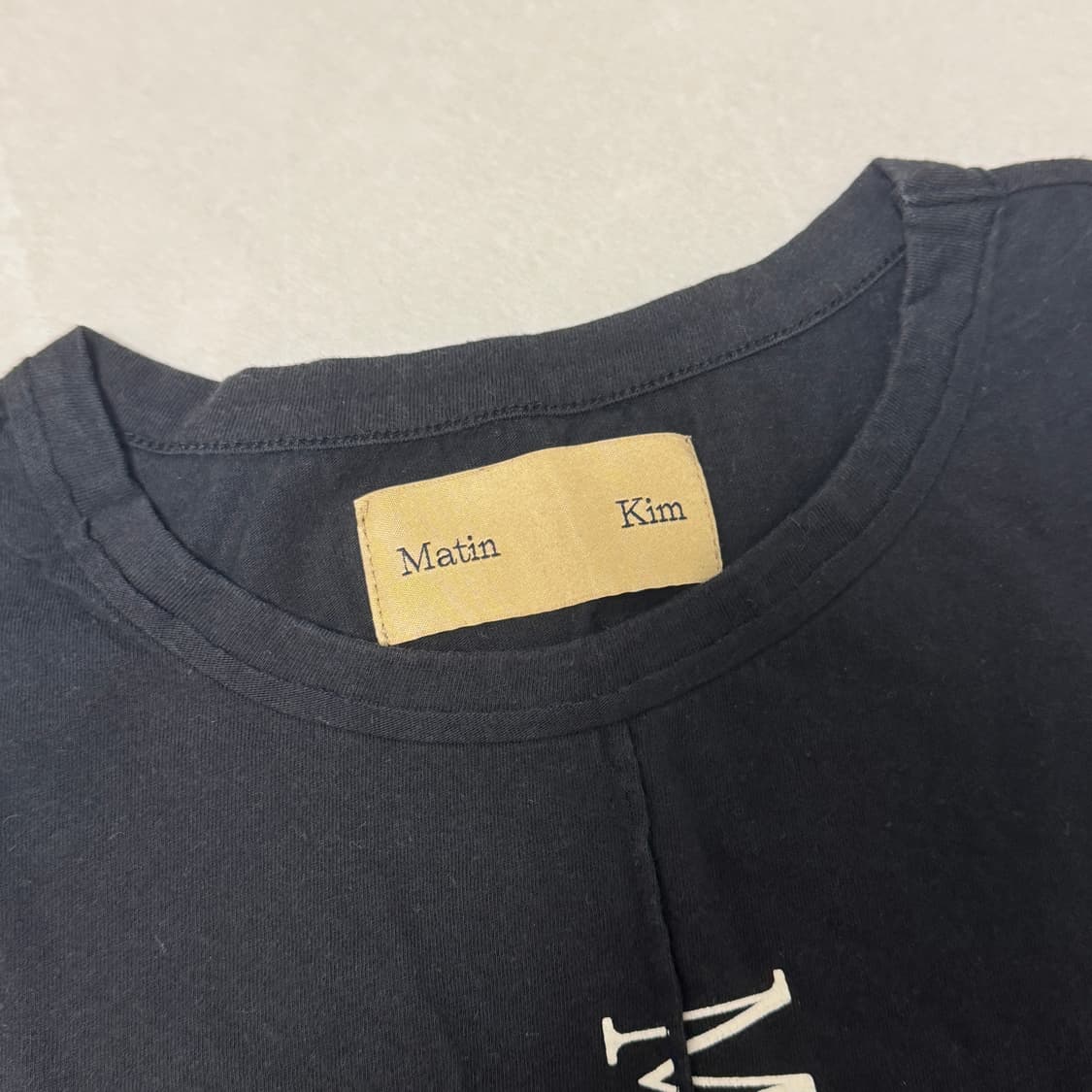 마뗑킴 PINTUCK LOGO CROP TOP IN BLACK 상품이미지2