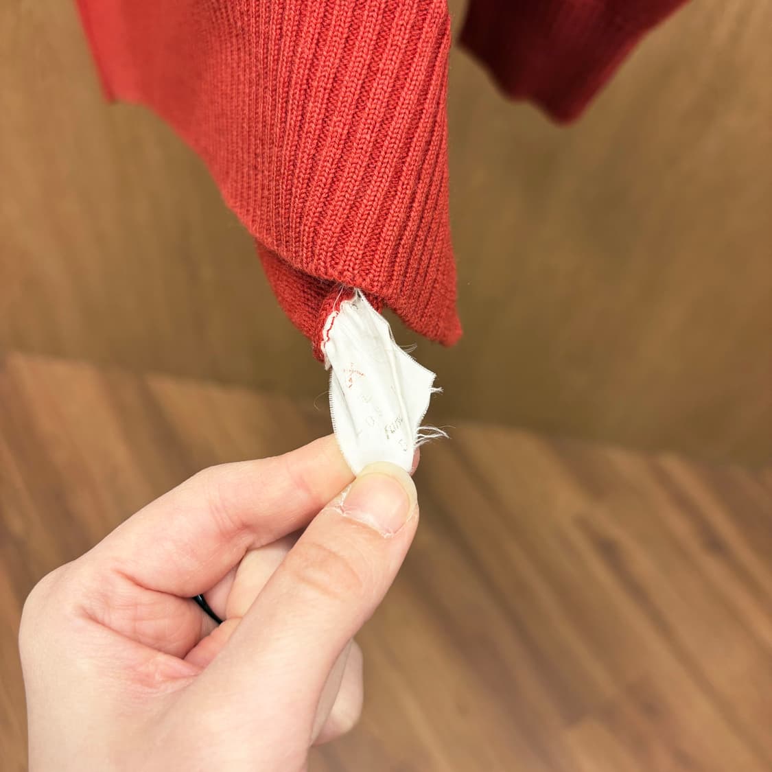 입생로랑 브이넥 긴팔 니트 미니멀 로고 자수 리브 짜임 디테일 레드 상품이미지8