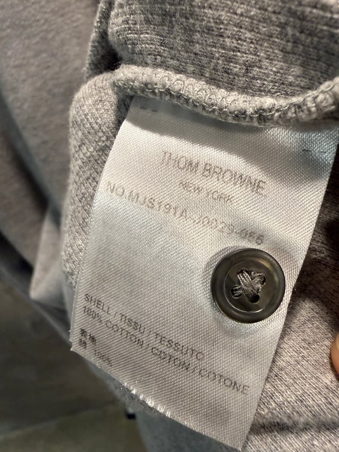3 톰브라운THOM BROWNE 삼색선 사이드트임 반팔 티셔츠 그레이 상품이미지7