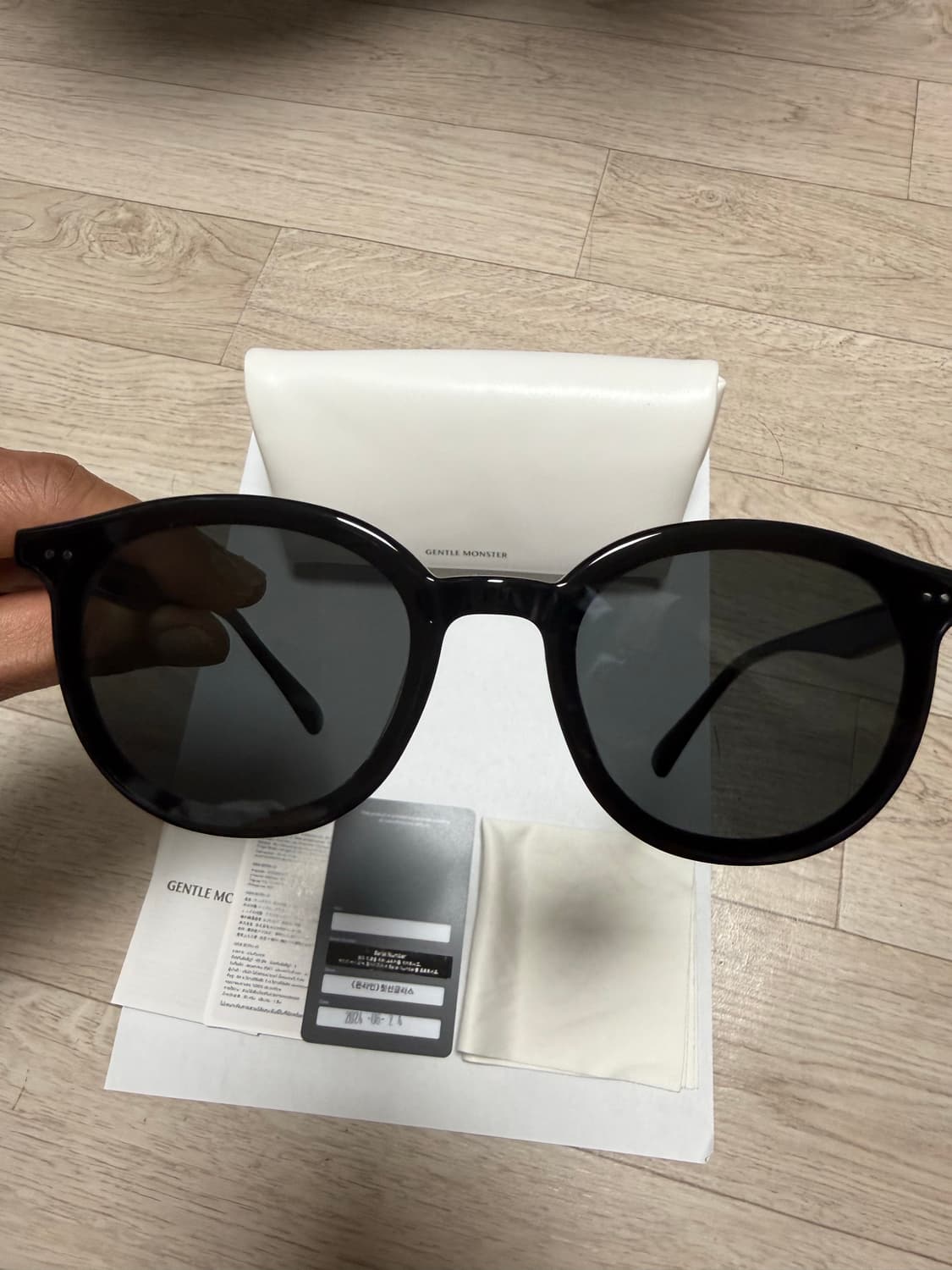 젠틀몬스터 뉴본(01)팝니다. 상품이미지5