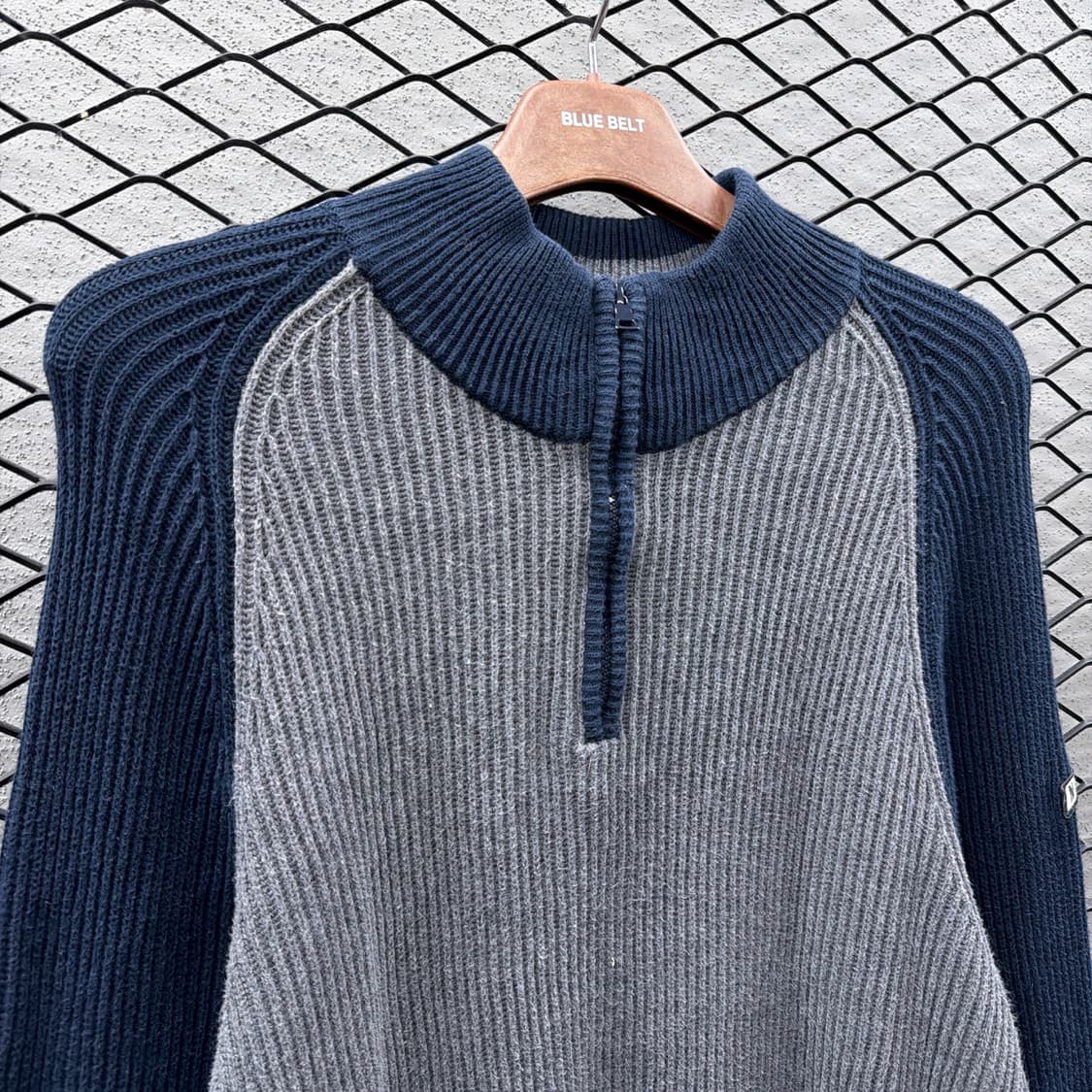 노티카 레글런 골지 반집업니트 배색 암패치 디테일 네이비 상품이미지4