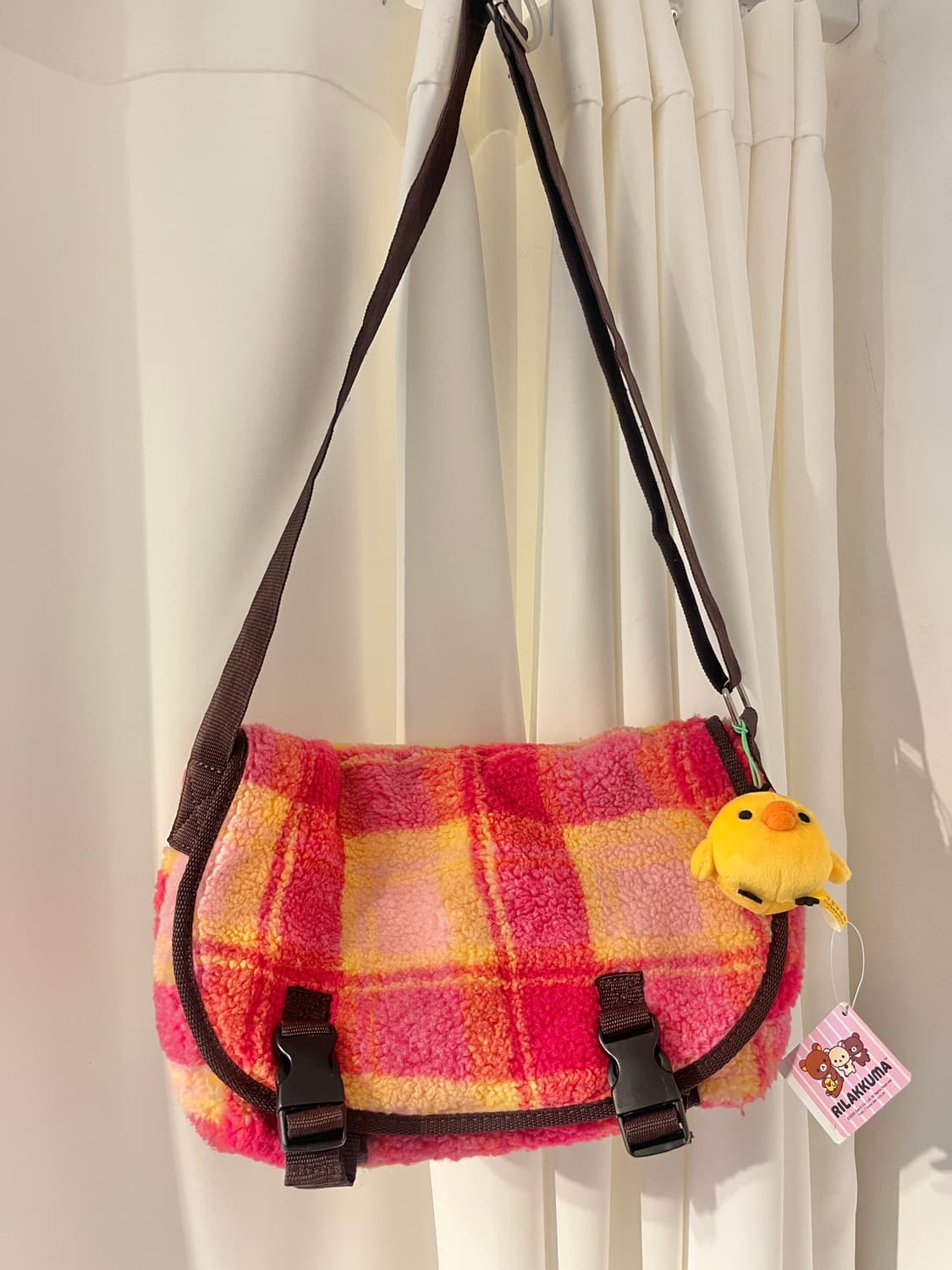 핑크옐로우 체크 뽀글이 메신저백 🐥 상품이미지3