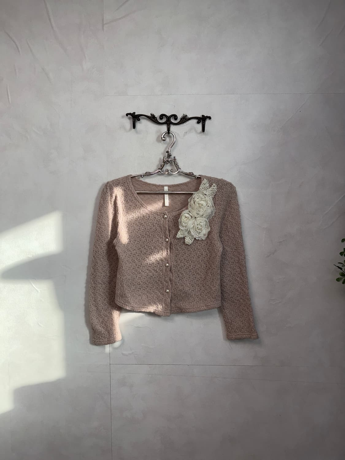 Baby pink flower corsage crop cardigan  상품이미지1