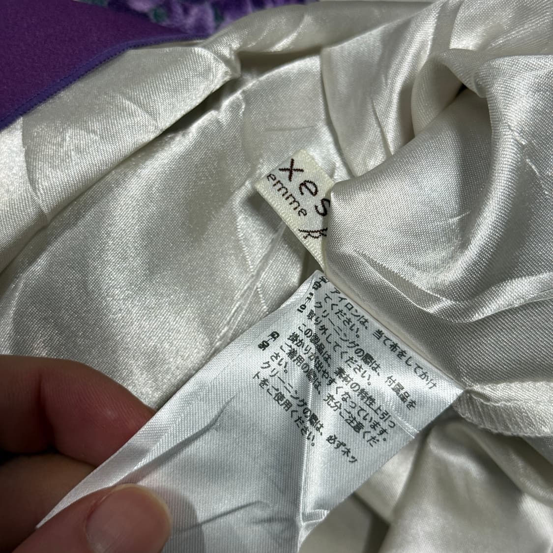 액시즈팜 새틴 플라워 프린팅 뒷 밴딩 플레어 미디 스커트 상품이미지6