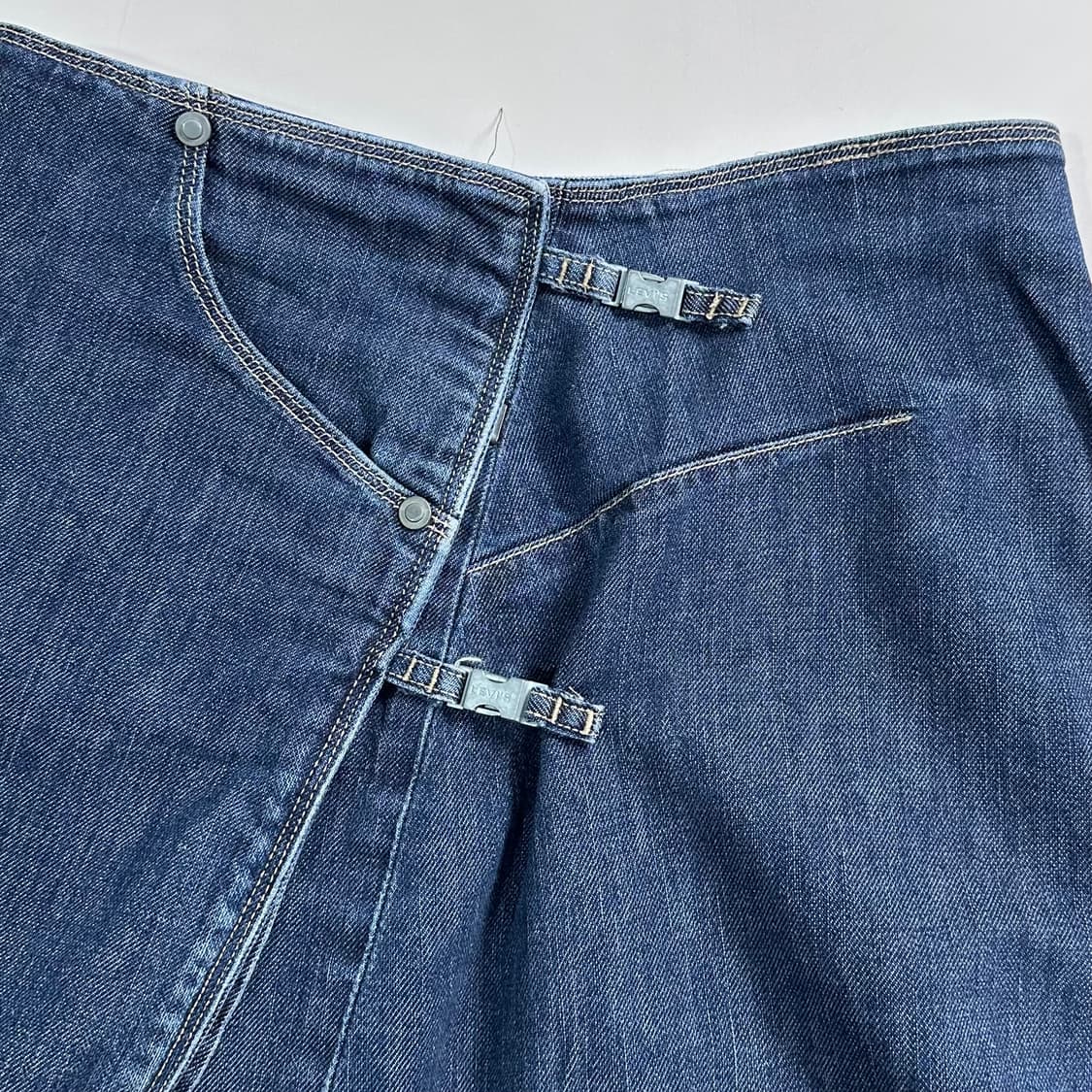 리바이스 엔지니어드 데님 스커트 상품이미지4