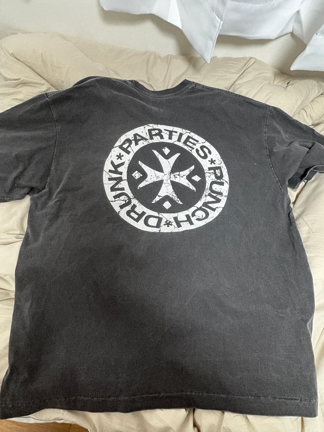 펀치드렁크파티즈 헐트로고 티 3size 판매합니다. 상품이미지2