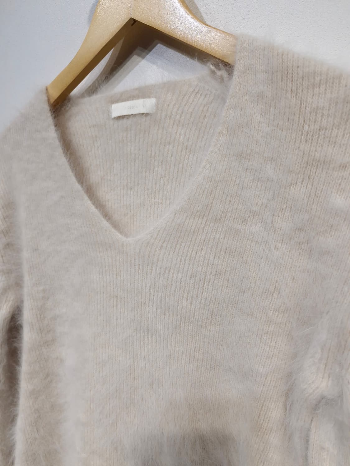 블러썸 에이치컴퍼니 앙고라 브이넥 니트 상품이미지3