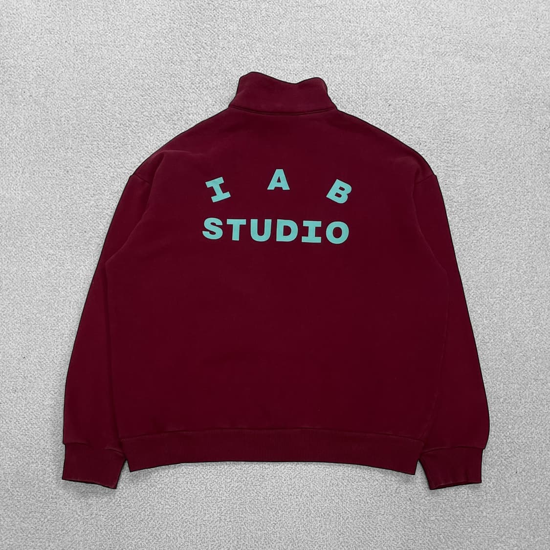 아이앱스튜디오 스펠 로고 코튼 하프집업 마룬 상품이미지2