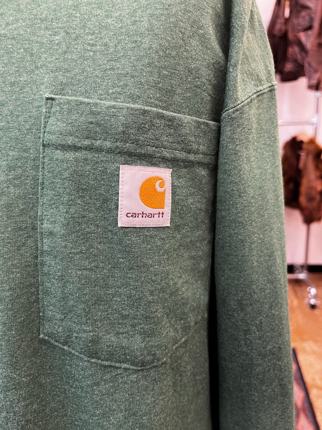 칼하트 루즈핏 포켓 롱슬리브 티셔츠 그린 상품이미지3