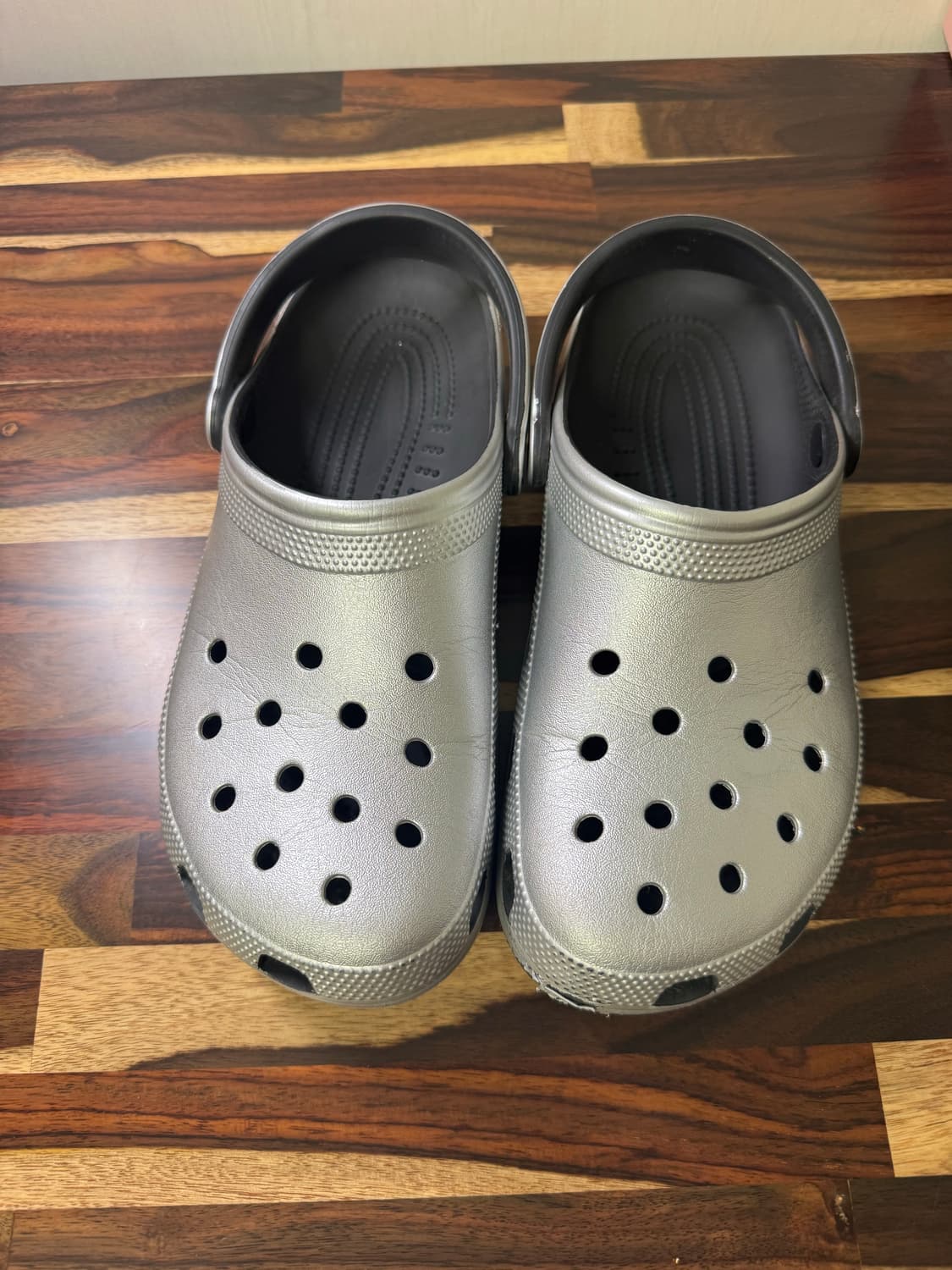 크록스 클래식 메탈릭 클로그 실버 상품이미지2