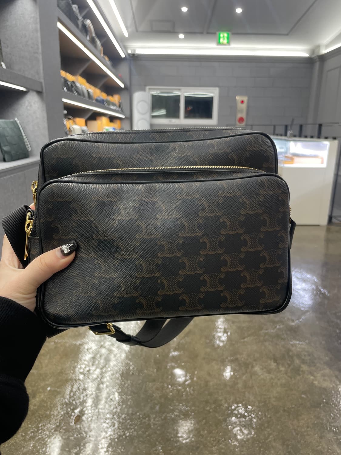 셀린느 트리옹프 캔버스 미디엄 메신저백 상품이미지1