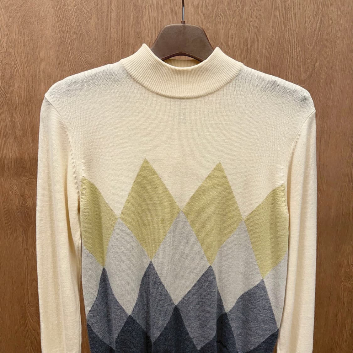 버버리 울 하프넥 니트 아가일 패턴 로고 자수 디테일 베이지 그레이 상품이미지4