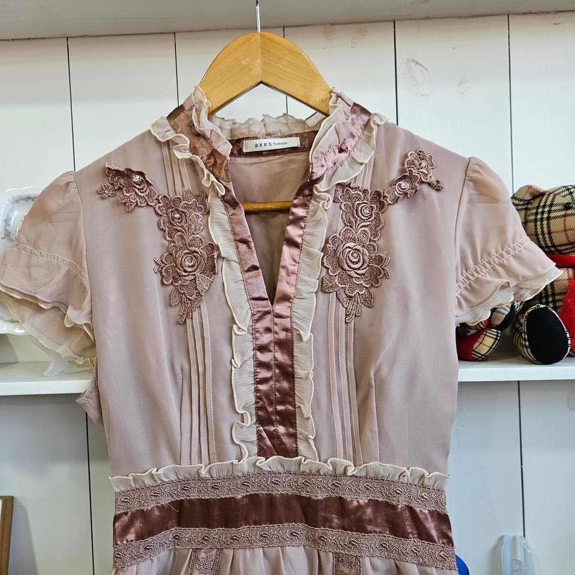 엑시즈팜(Axes Femme) 로즈 밀크티 레이스 리본 원피스 상품이미지3