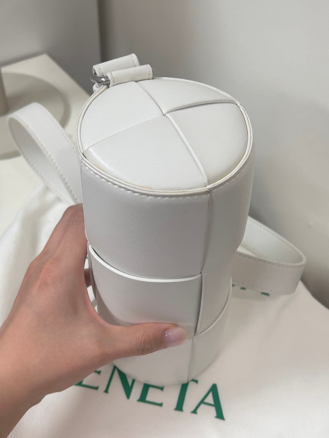 보테가 베네타 카네트 화이트 원통백 상품이미지4