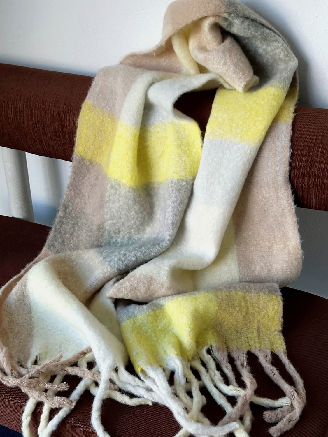 Bold silhouette wide design muffler 상품이미지1