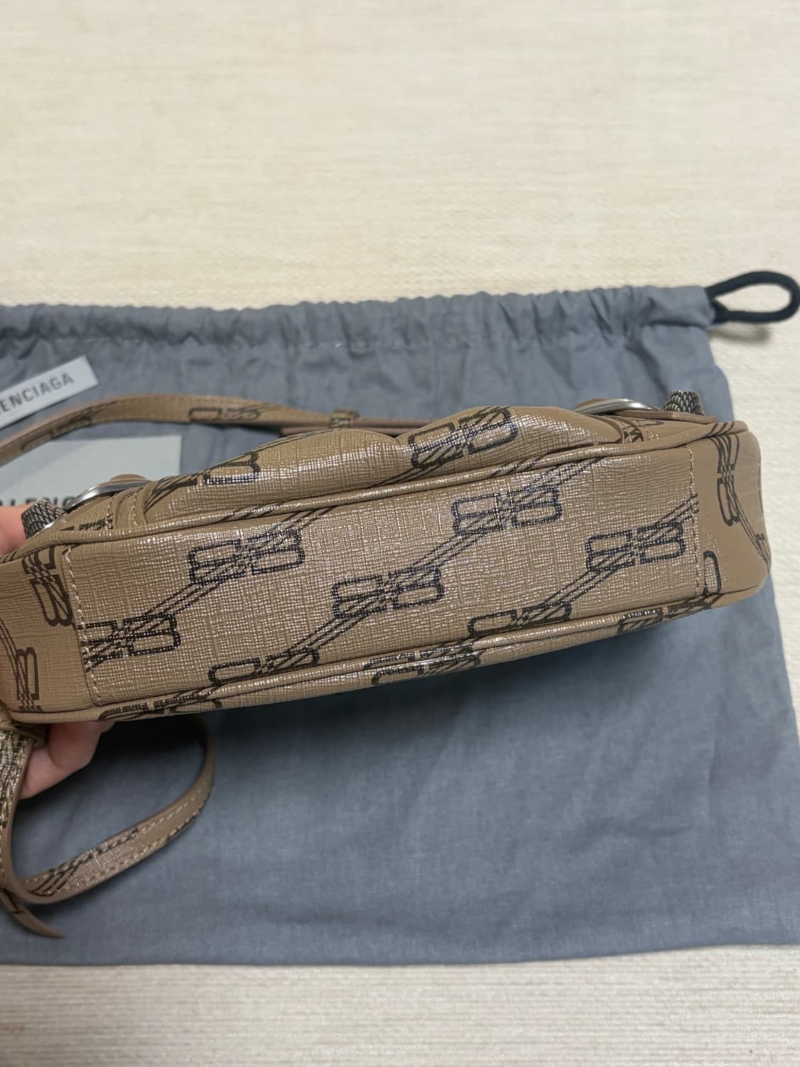 발렌시아가 르카골 체인 미니백 BB 모노그램 베이지 상품이미지7