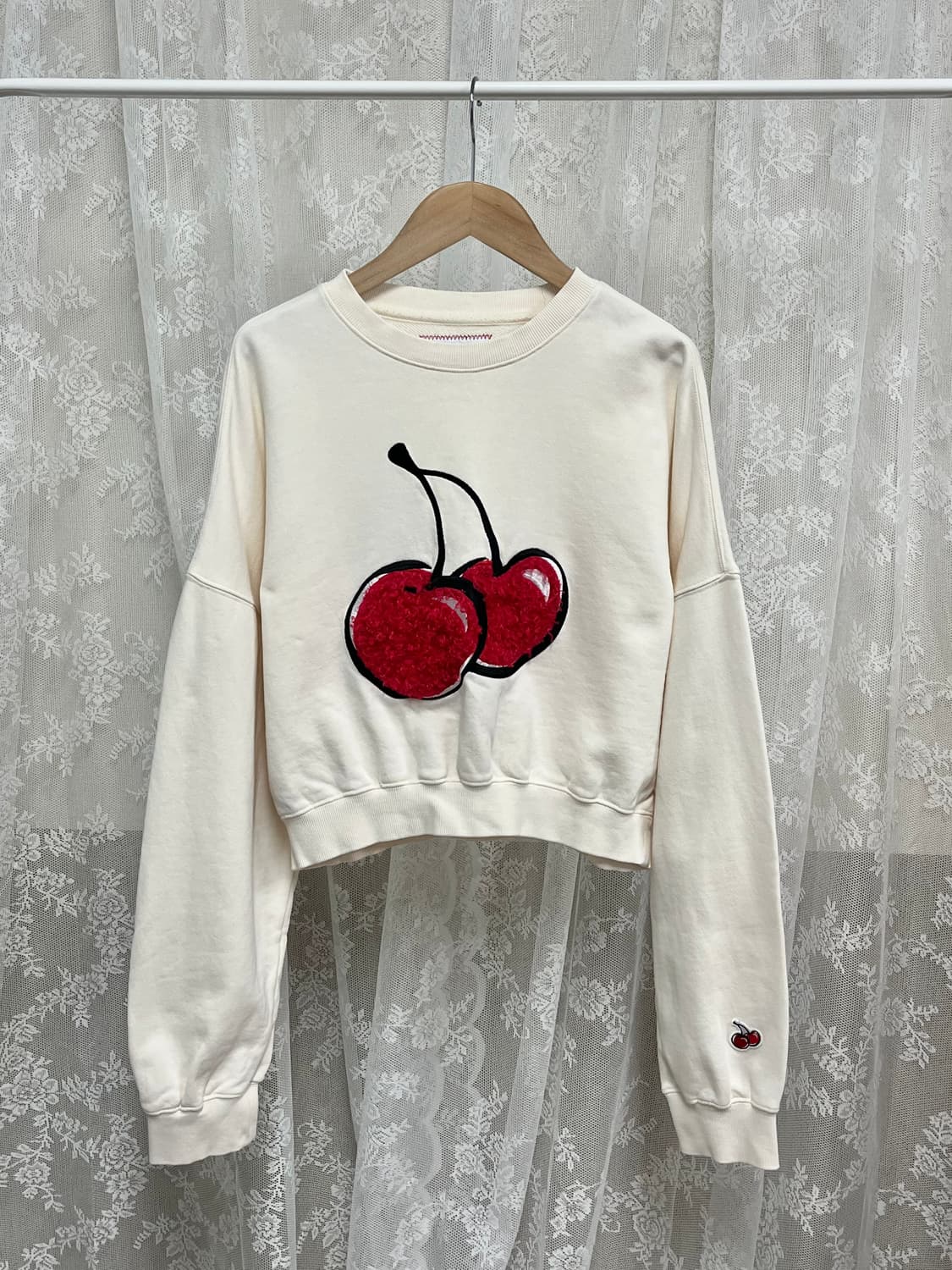1) 키르시 체리 크롭 맨투맨 아이보리 상품이미지1