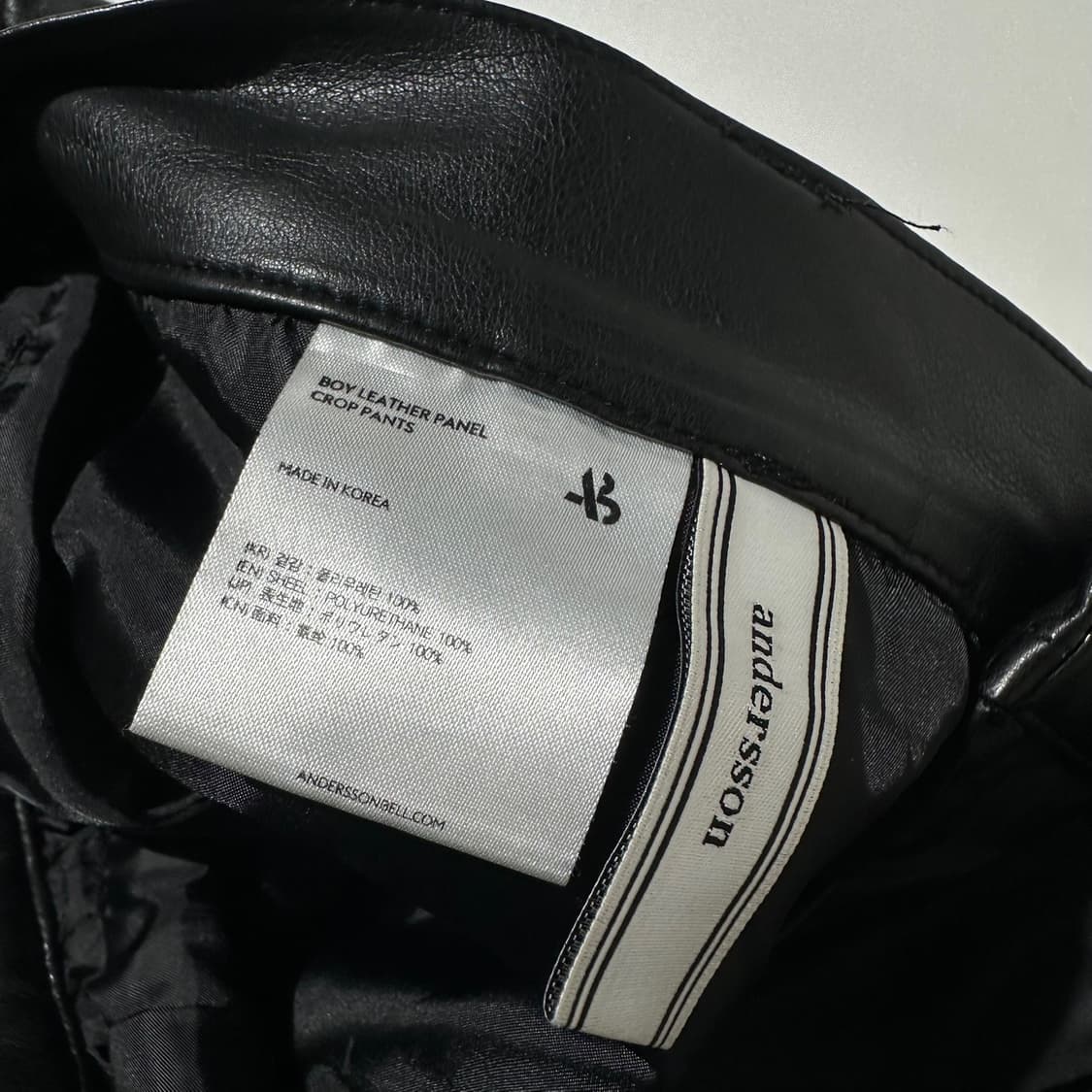 앤더슨벨 보이 레더 패널 크롭 팬츠 상품이미지8