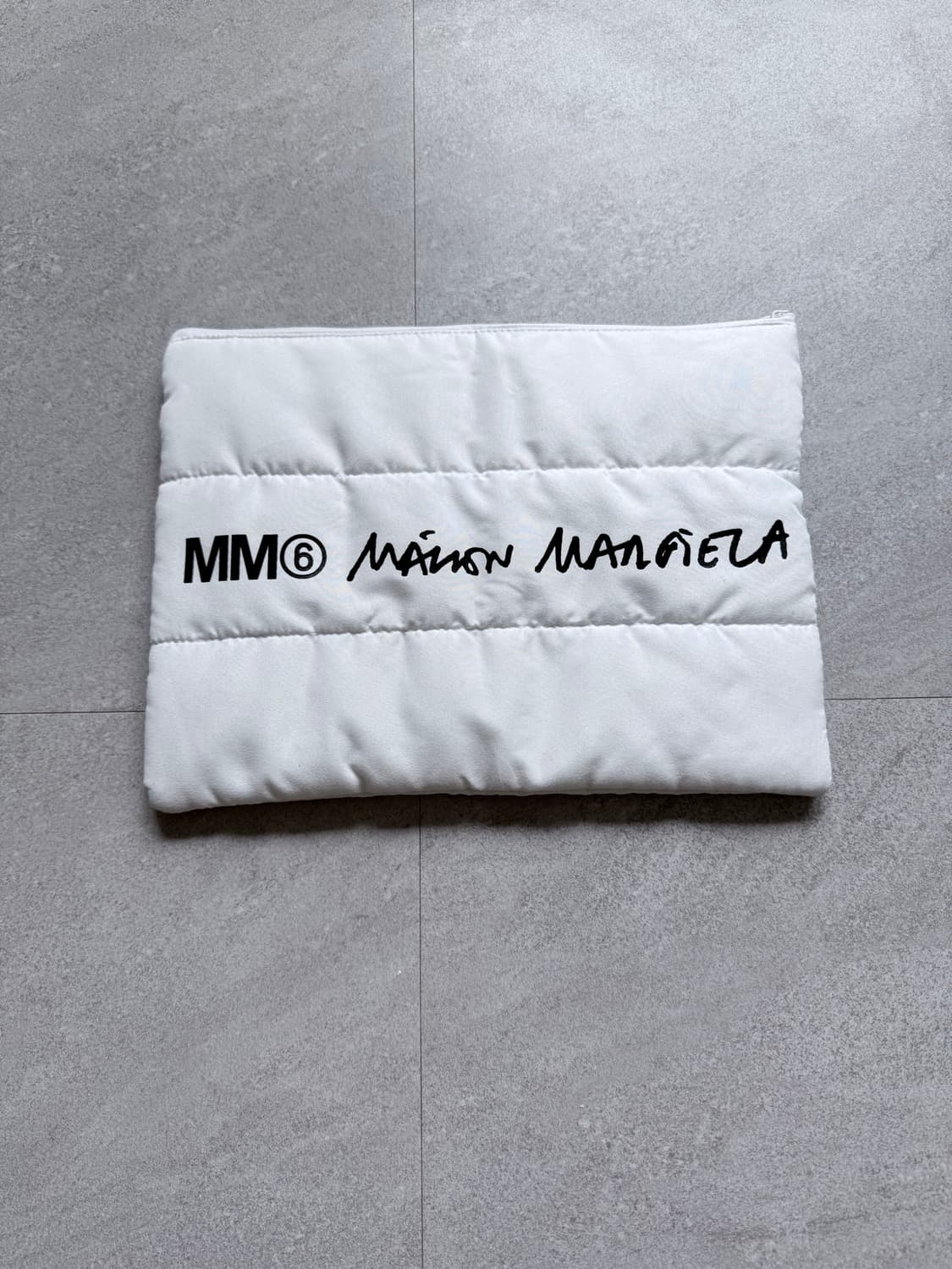 [OS] mm6 메종 마르지엘라 패디드 파우치 상품이미지1