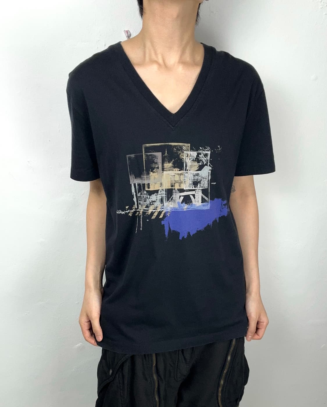 Paul Smith Cityscape Graphic V-Neck T-Sh 상품이미지1