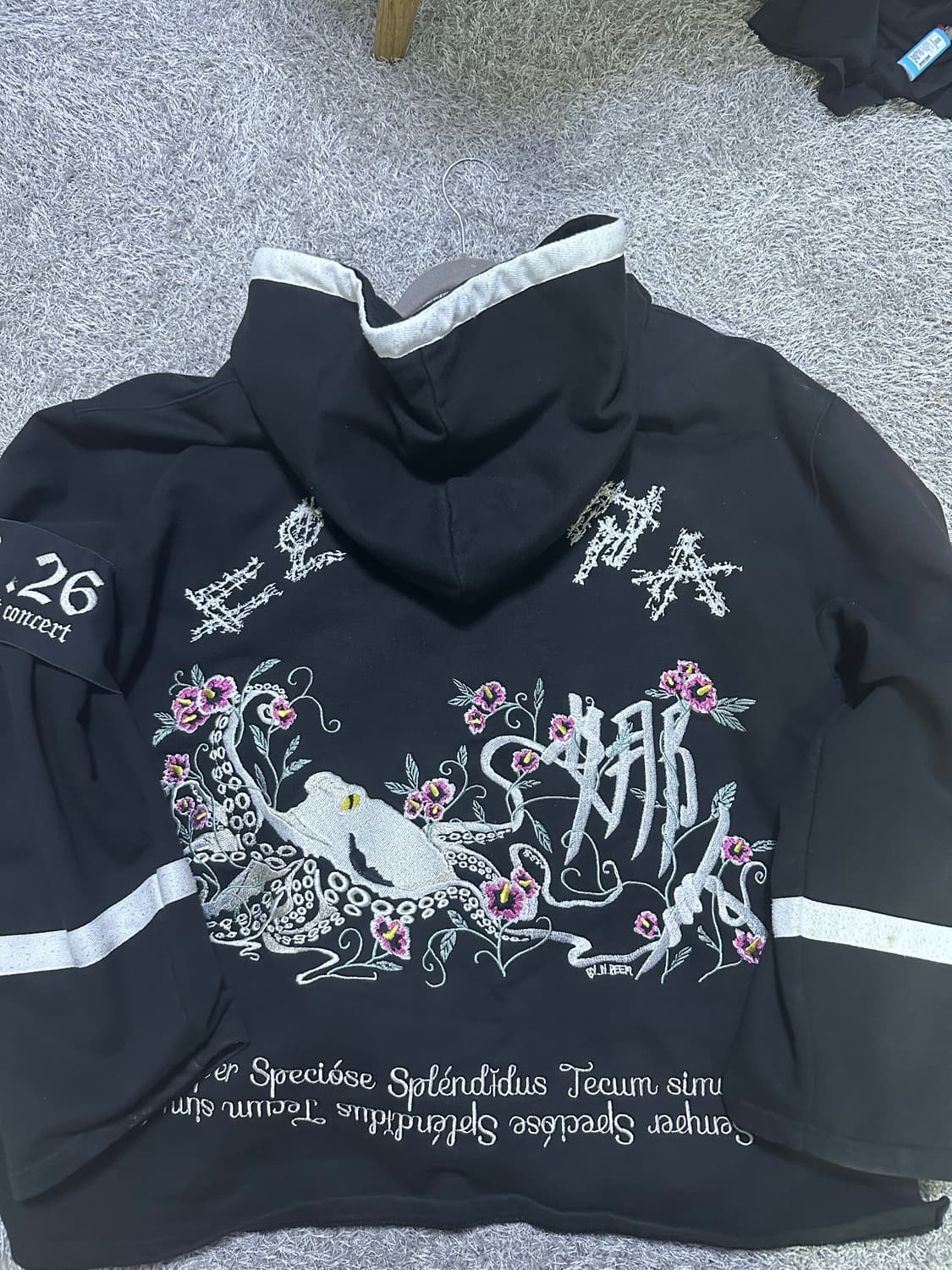 나인옥토퍼스 흰문어 후드 초판 (완장포함) 상품이미지1