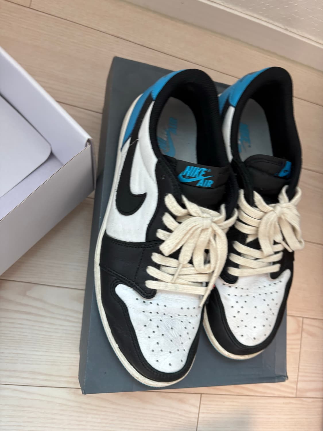 조던 1 레트로 로우 OG 블랙 앤 다크 파우더 블루 상품이미지3