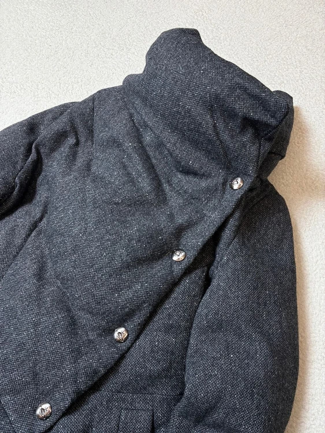 비비안웨스트우드 10's 앵글로매니아 사선 하이넥 패딩 PN7146 상품이미지3