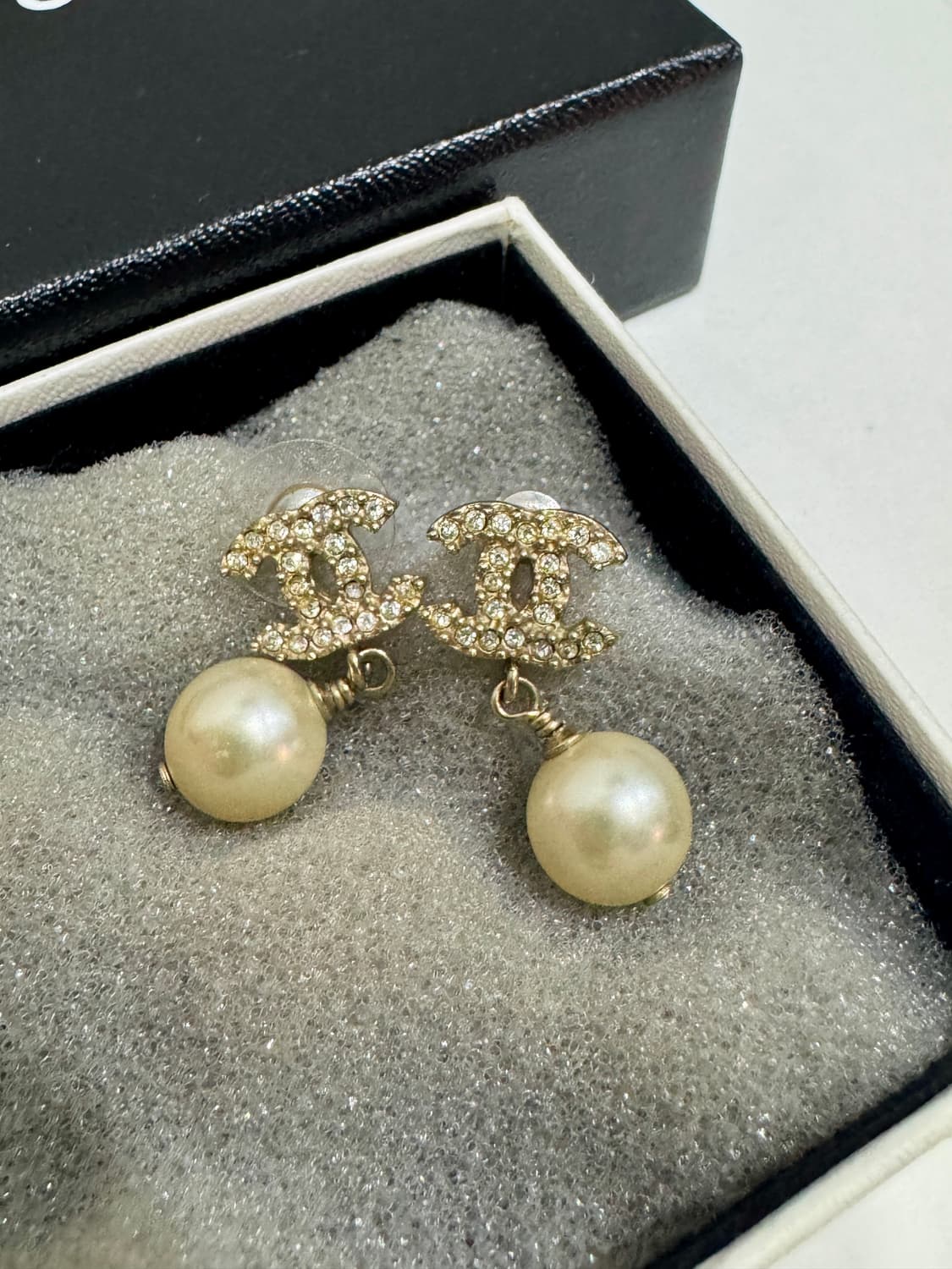 샤넬 CC 로고 진주 드롭 귀걸이 정품 상품이미지4