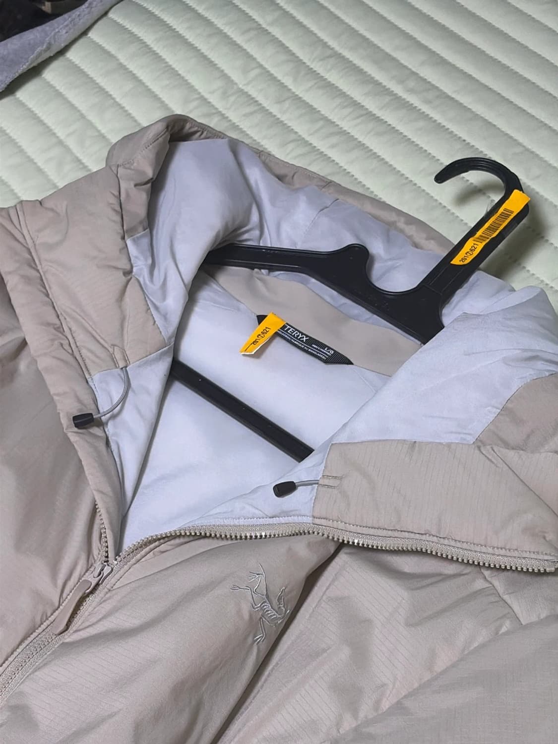 아크테릭스 아톰 헤비웨이트 후디 룬 베이지 색상입니다. L 사이즈이고,  상품이미지5